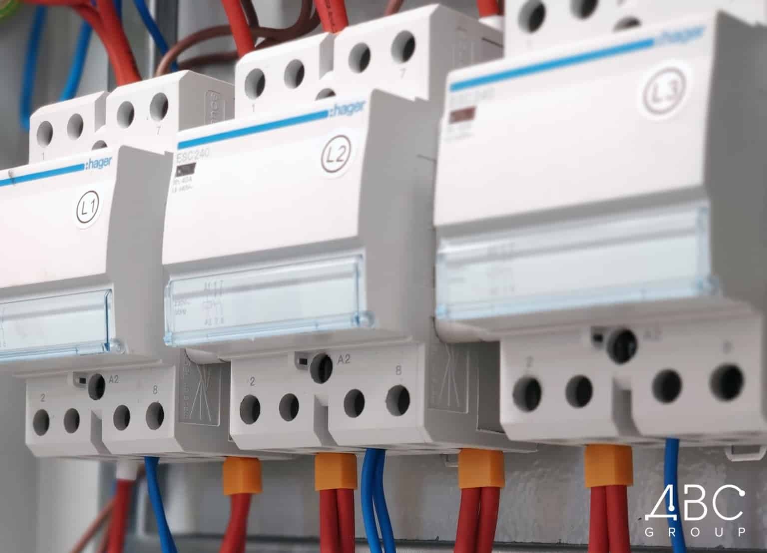 Зображення для статті: Реле вибору фаз: простий спосіб підвищити надійність електроживлення мережевого обладнання