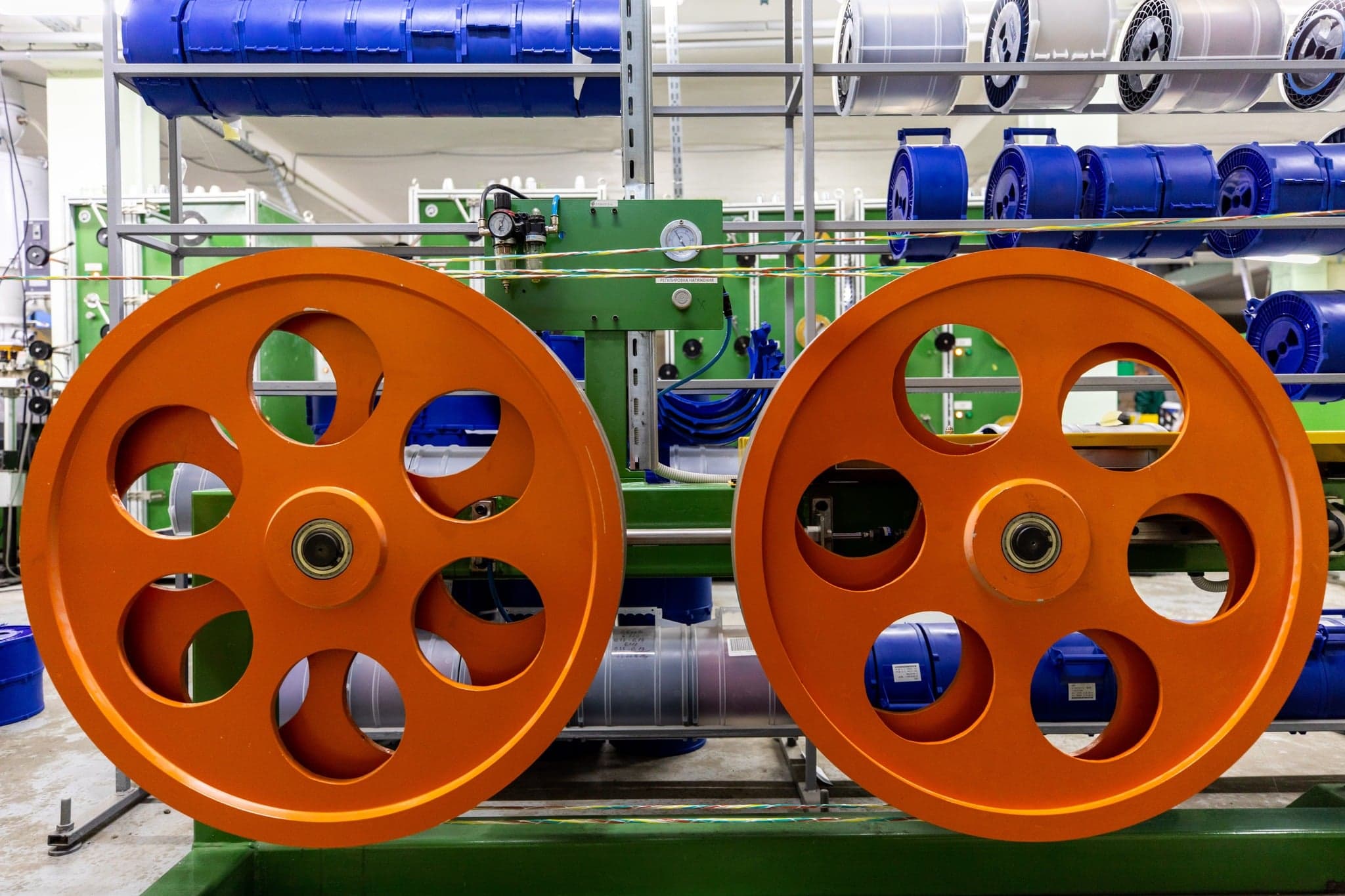 Зображення для статті: Росія розграбувала та знищила один з найбільших заводів по виробництву оптичного кабелю – ЮТЕКС УКРАЇНА